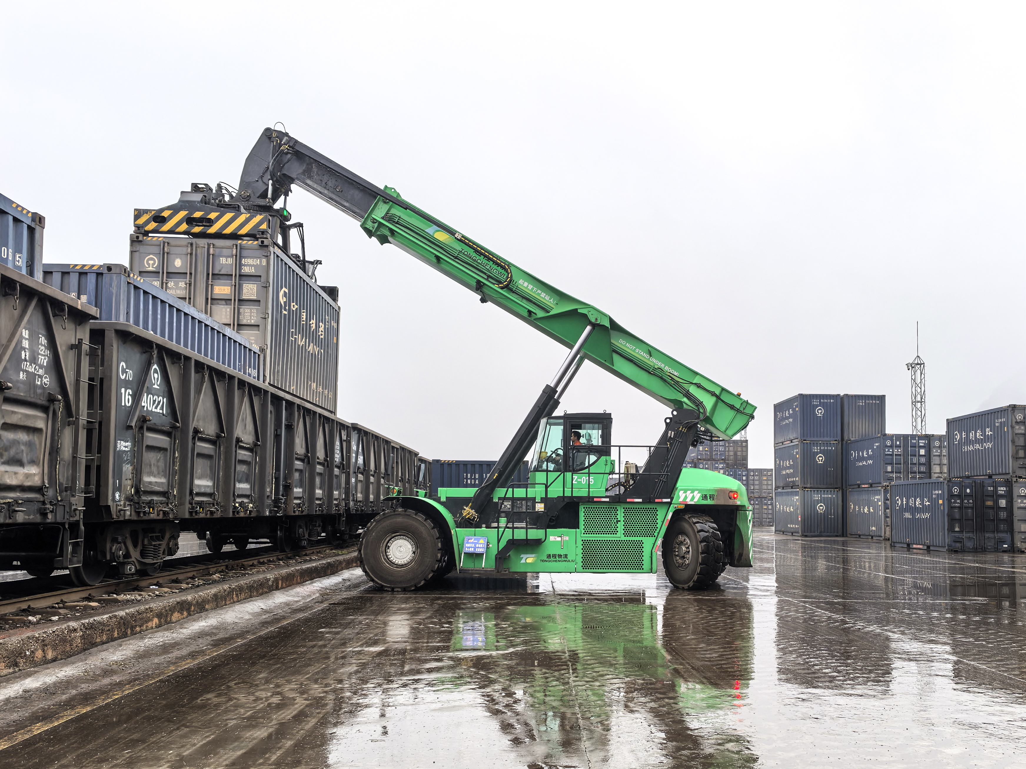 徐工纯电动正面吊在华南某铁路货场交出“低碳答卷”