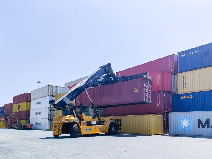 性能优越！徐工正面吊助力海铁联运发展