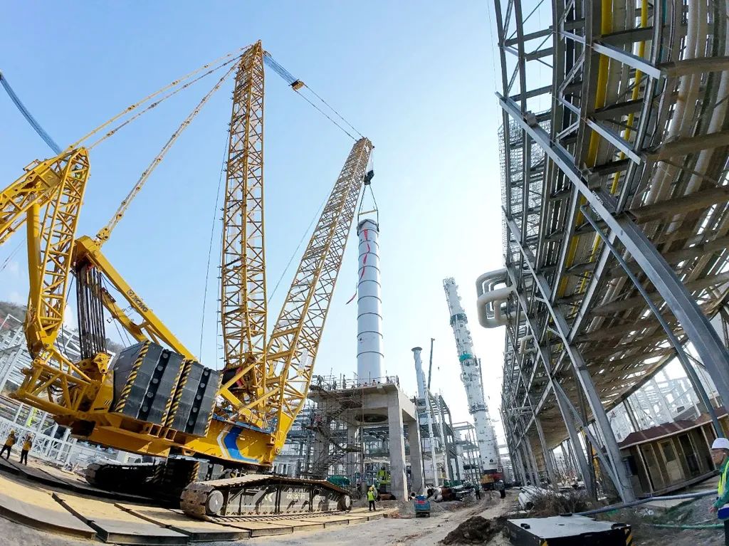 700吨巨塔稳稳落位？徐工XLC17000给出完美答案