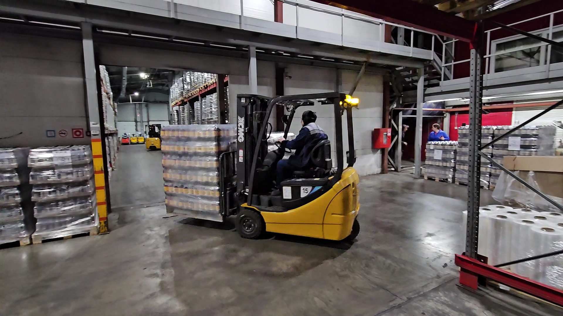 狭小空间搬运利器！徐工三支点平衡重叉车