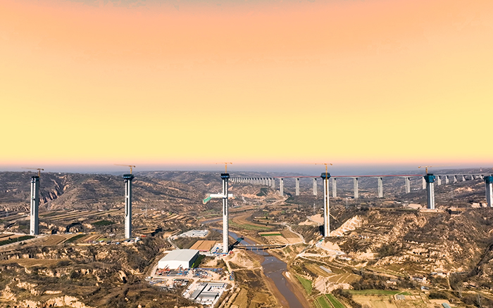 群塔架飞虹 徐工金征战黄土高原