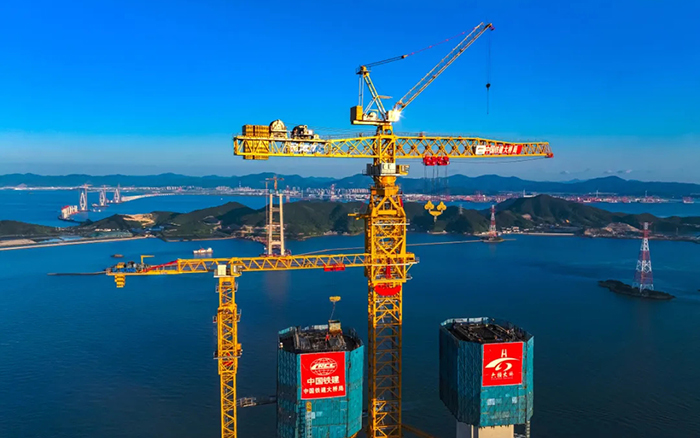 246.3米封顶！这座世界级跨海大桥“徐工造”