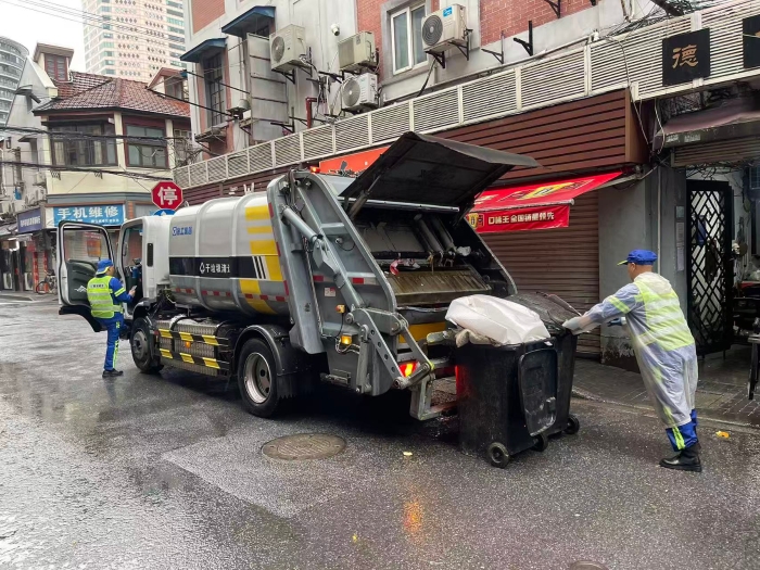 南京东路人流如织垃圾多？徐工XGH5120ZYSXBEV：轻松搞定！