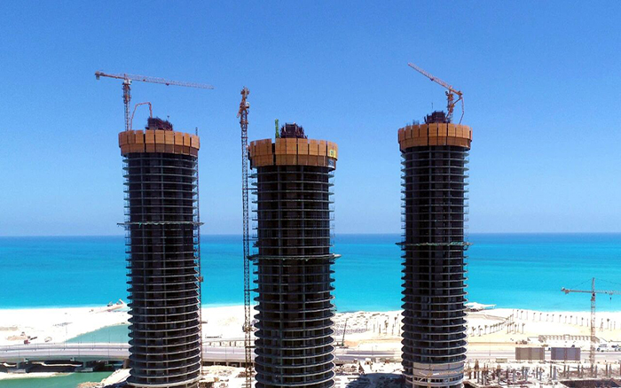 地中海岸，徐工塔机成群矗立！这画面绝美～