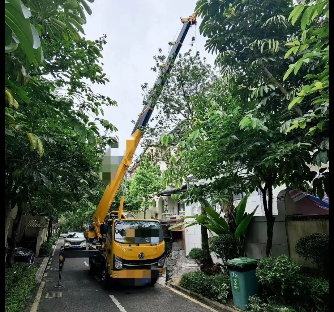 六楼窗口吊空调？窄巷子种大树？有这辆“小钢炮”，施工队再也不愁了