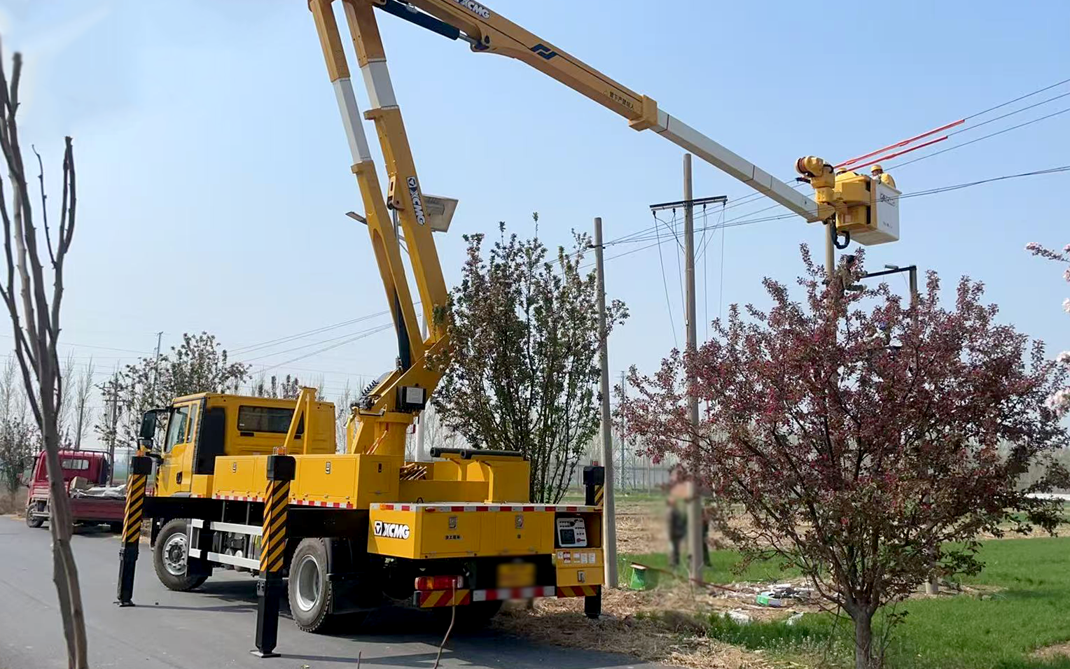 春启新程保供电 徐工绝缘斗臂车赋能河北乡镇电网升级